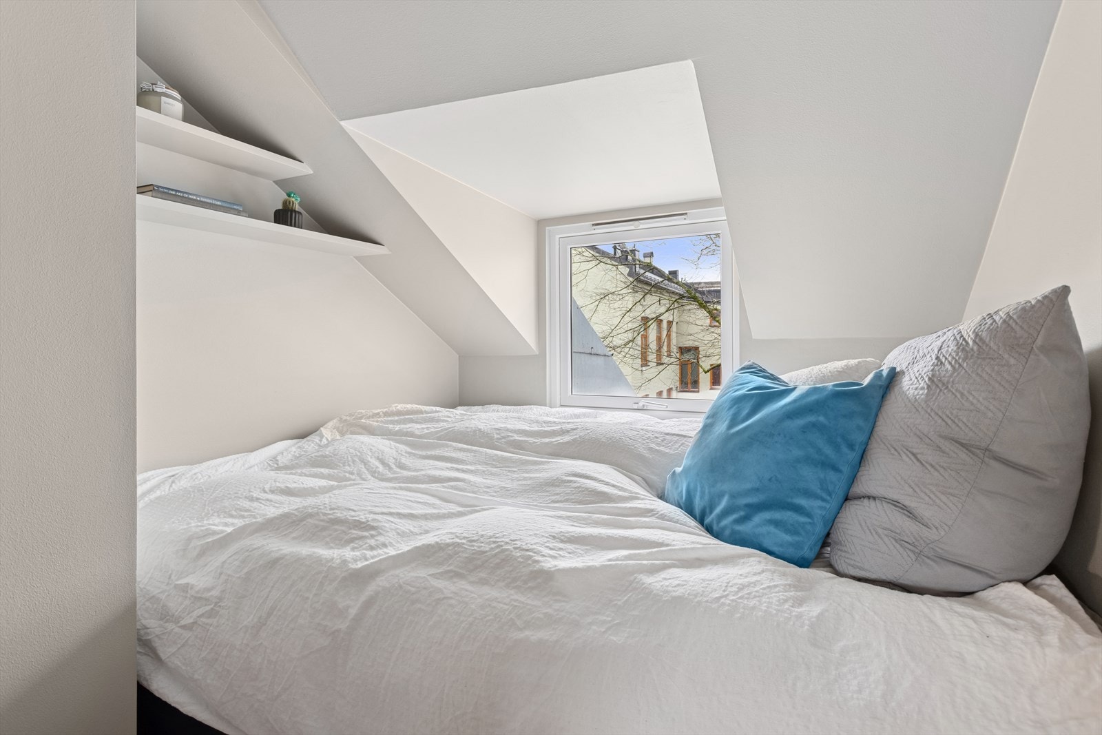 I leiligheten finner du et innbydende soverom. Soverommet har plass til både seng og garderobeskap. Galleribilde