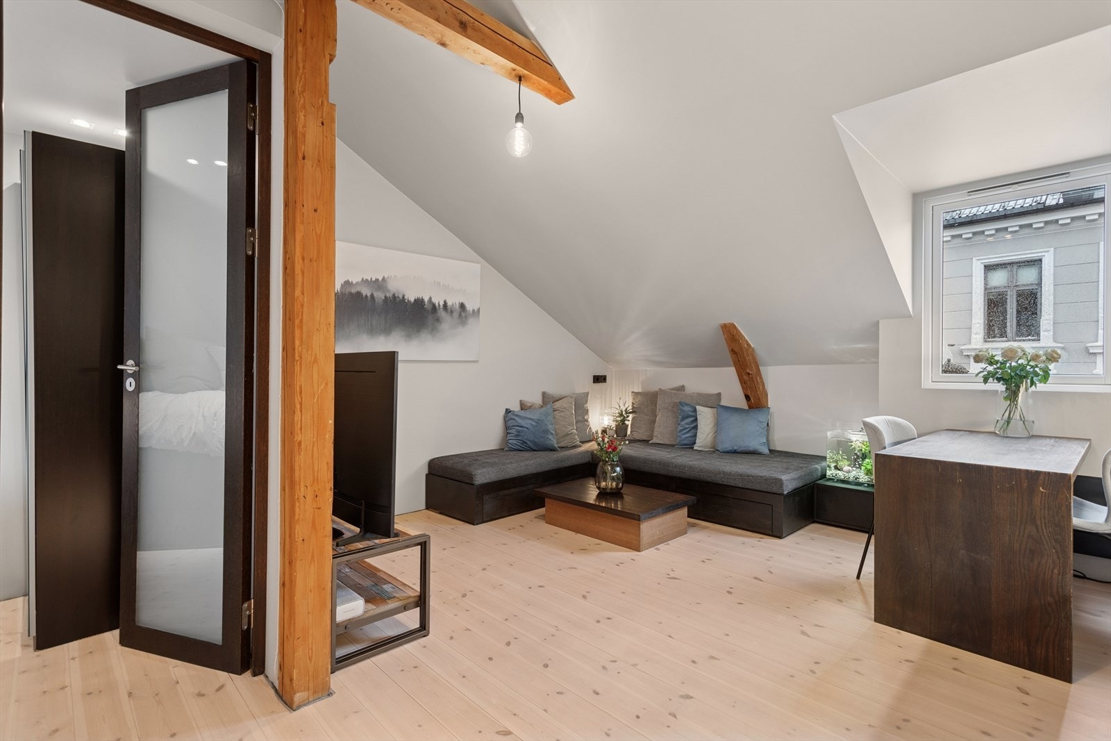 Stuen har plass til en sofagruppe og TV med tilhørende mediemøbel, samt en hyggelig spisegruppe med plass til gjester. Galleribilde