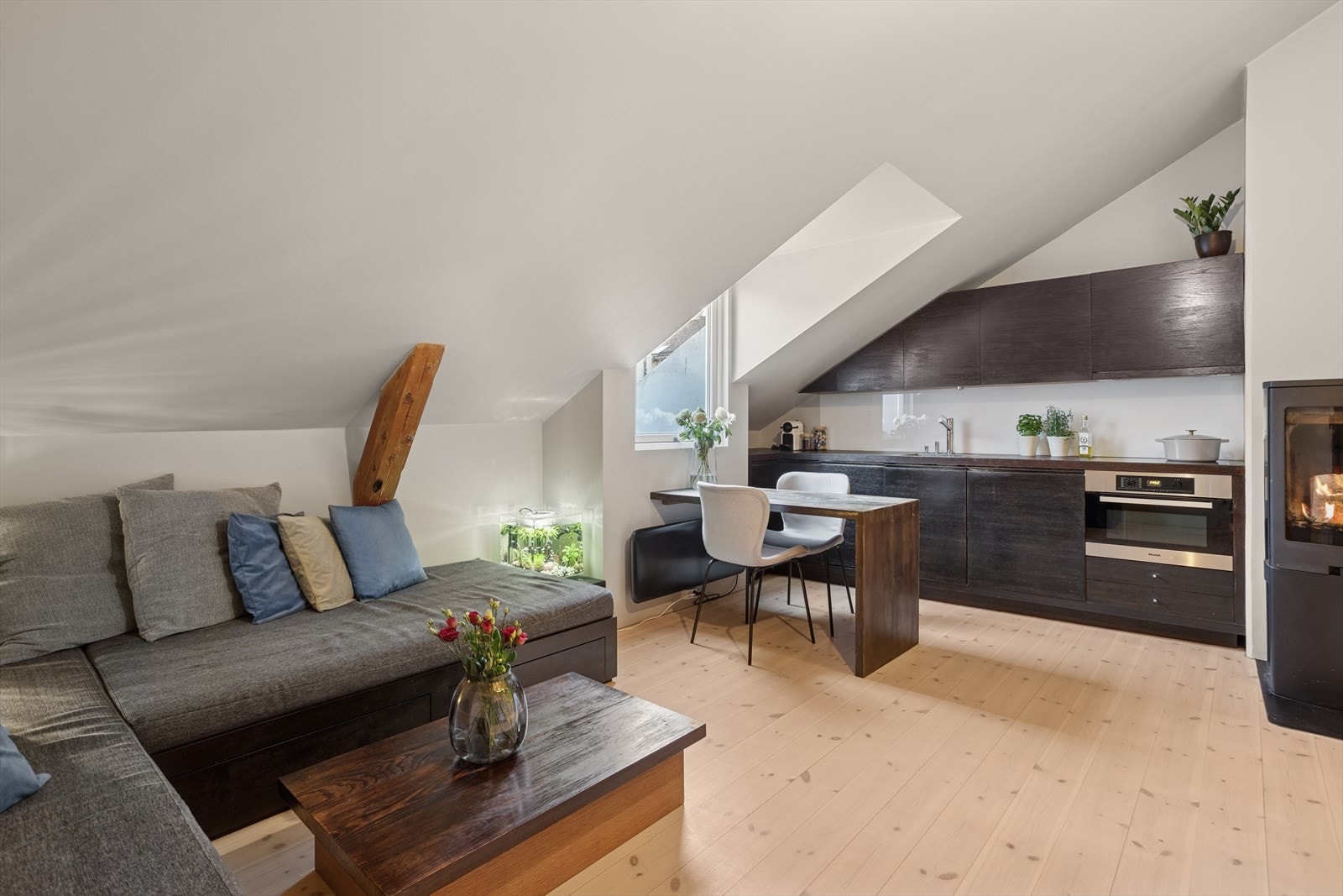 Leiligheten byr på en romslig, åpen og sosial stue-/kjøkkenløsning med god møbleringsfrihet. Galleribilde