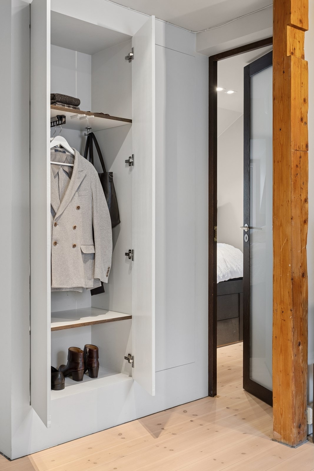 Plassbygde garderobeløsninger i hele leiligheten. Galleribilde