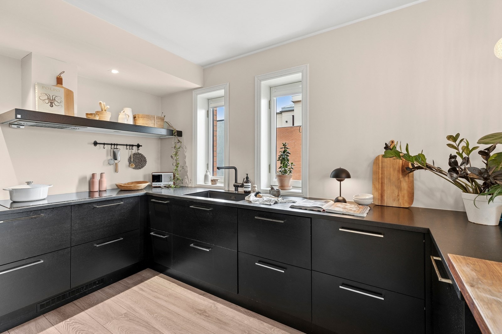 Kjøkkenet har godt med skap- og benkeplass. Vinduene på kjøkkenet slipper inn godt med naturlig lys. Galleribilde