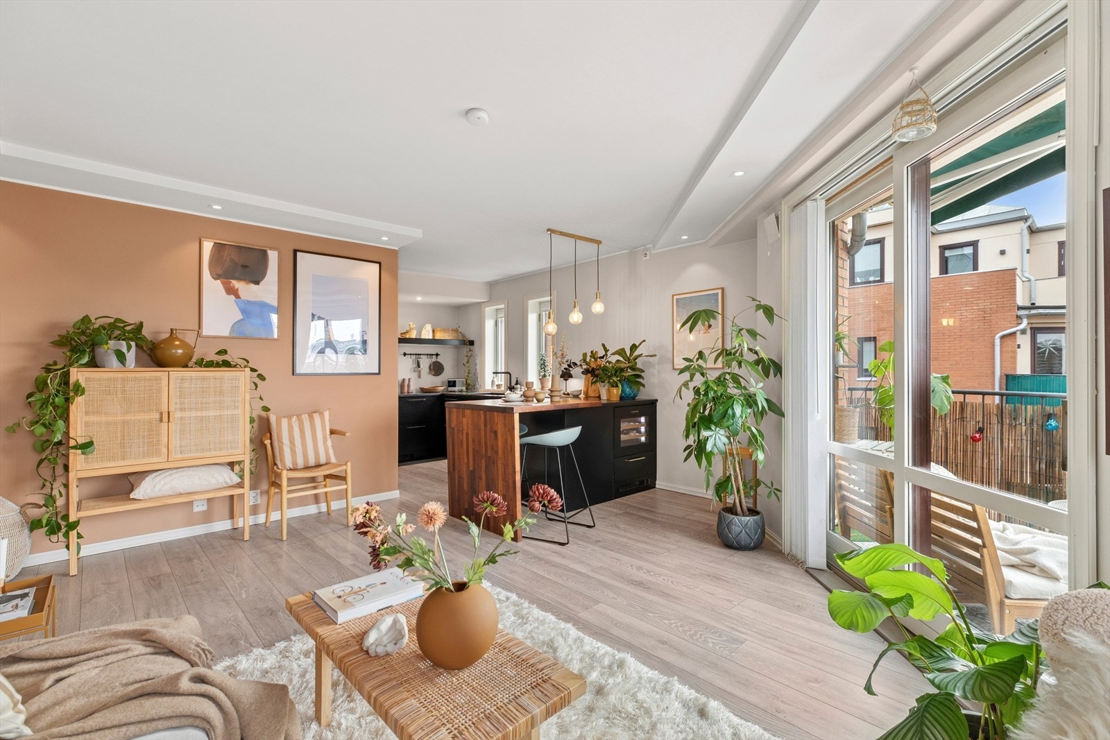 Den åpne løsningen gir deg mulighet til å tilberede et godt måltid, og samtidig underholde gjestene. Galleribilde