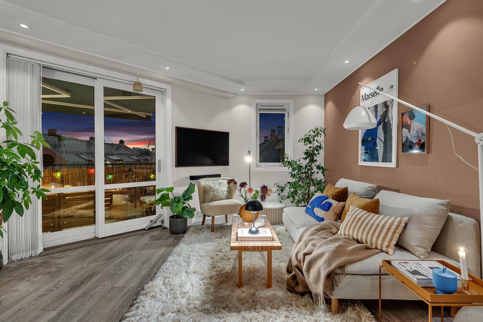 Sofagruppen har en lys og fin plassering i stuen. Galleribilde