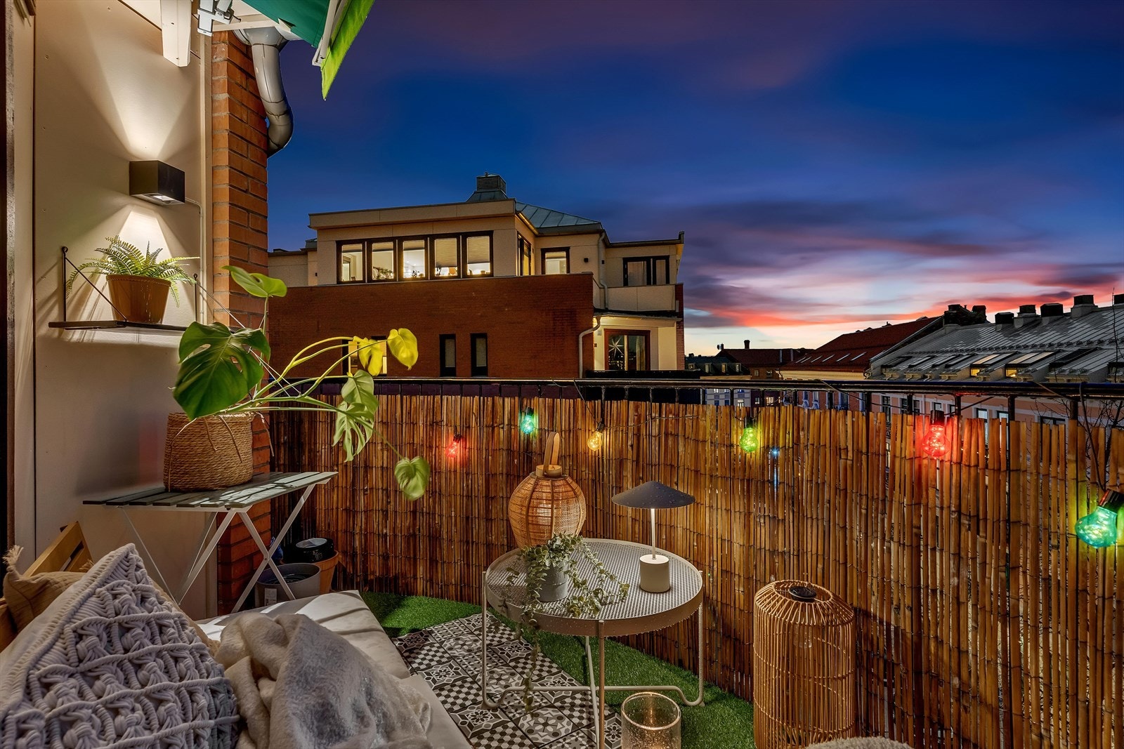 Velkommen til Frydenlundgata 7, presentert av Linn Wendel for DNB Eiendom! Her bor du høyt og fritt til, med solrik balkong og flotte fasiliteter som garasjeplass med el lader og heisadkomst i bygget. Det er også inngang til boligen via Schwensens gate. Galleribilde