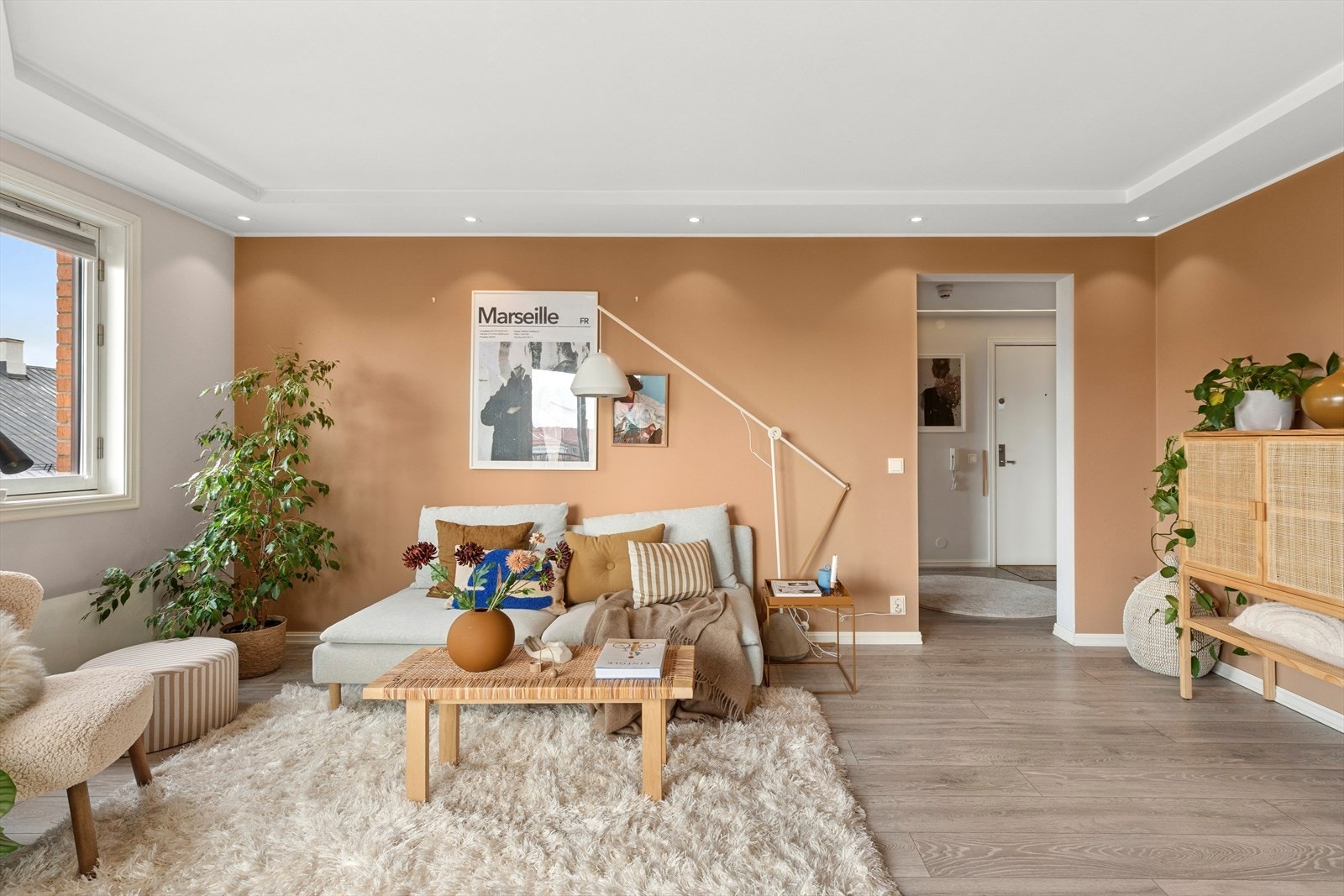 Stuen har god plass til sofagruppe og tilhørende møbler. Galleribilde