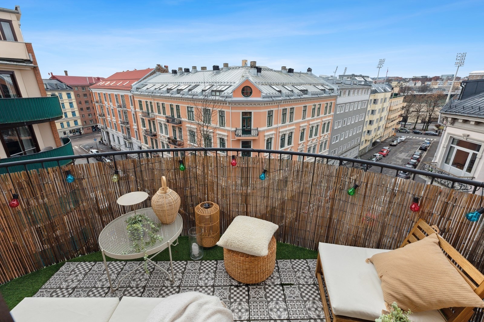 Fra balkongen kan du nyte gode utsiktsforhold. Galleribilde