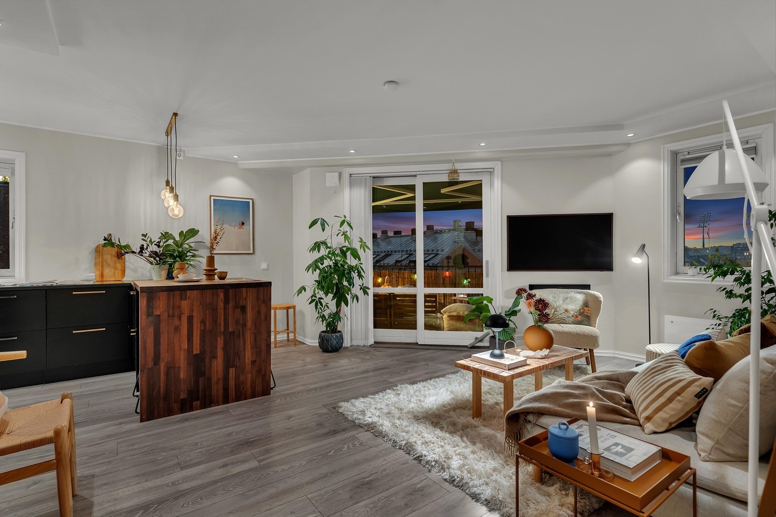 Leiligheten har en moderne åpen stue og kjøkkenløsning. Galleribilde