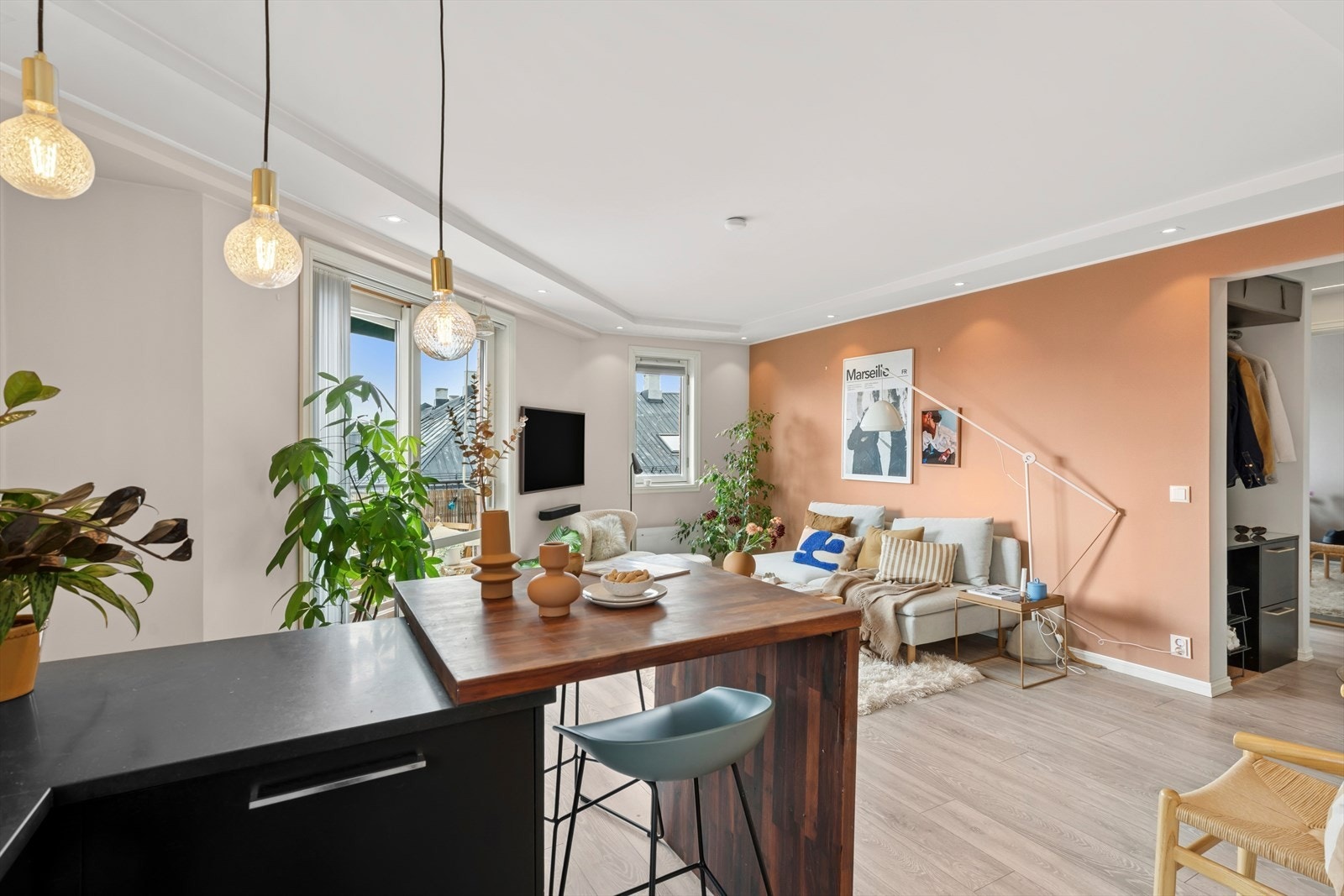 Ved kjøkkenøyen er det etablert en koselig spiseplass, perfekt for å innta de daglige måltidene. Galleribilde