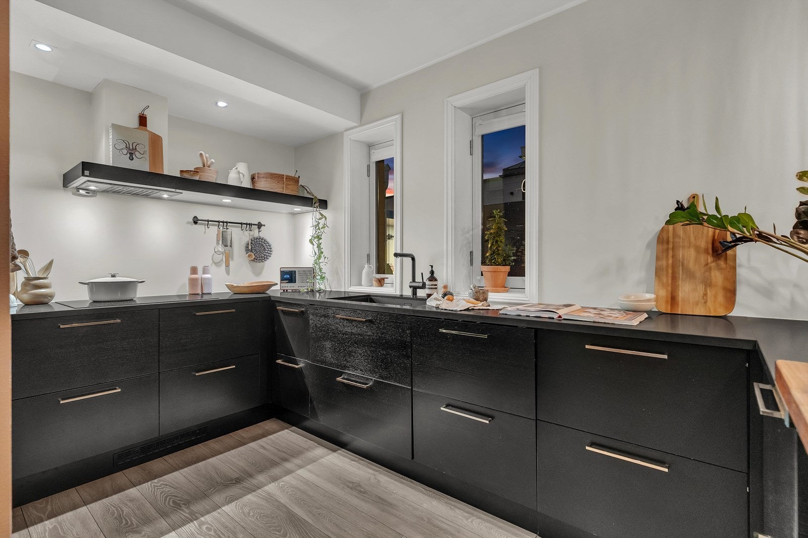 Kjøkkenet har moderne innredning med glatte fronter og benkeplaten er av stein. Kjøkkenet har i tillegg x-faktor med lys i skuffene og elektrisk åpner til søppelskuff. Galleribilde