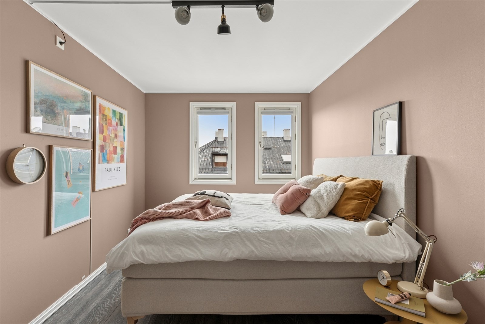 Rommet har god plass til en stor seng og tilhørende møbler. Galleribilde