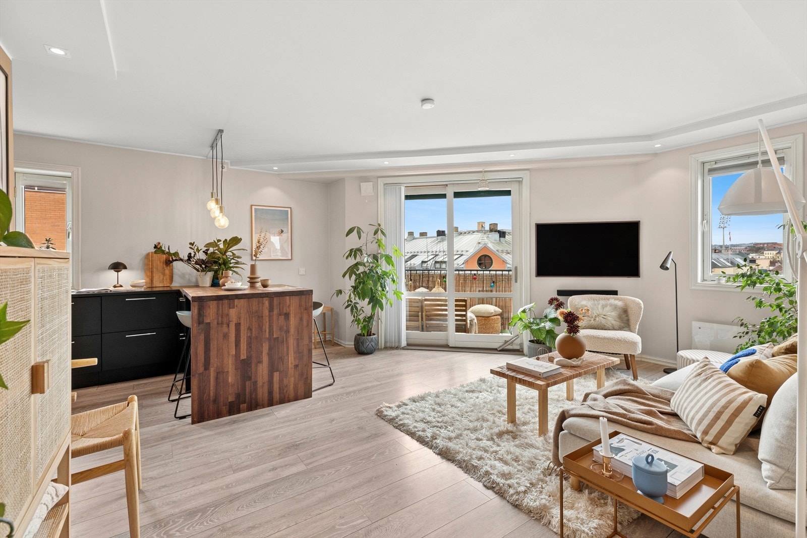 Rommet har store vindusflater som slipper inn godt med naturlig lys og gir rommet en lys og luftig følelse. Galleribilde