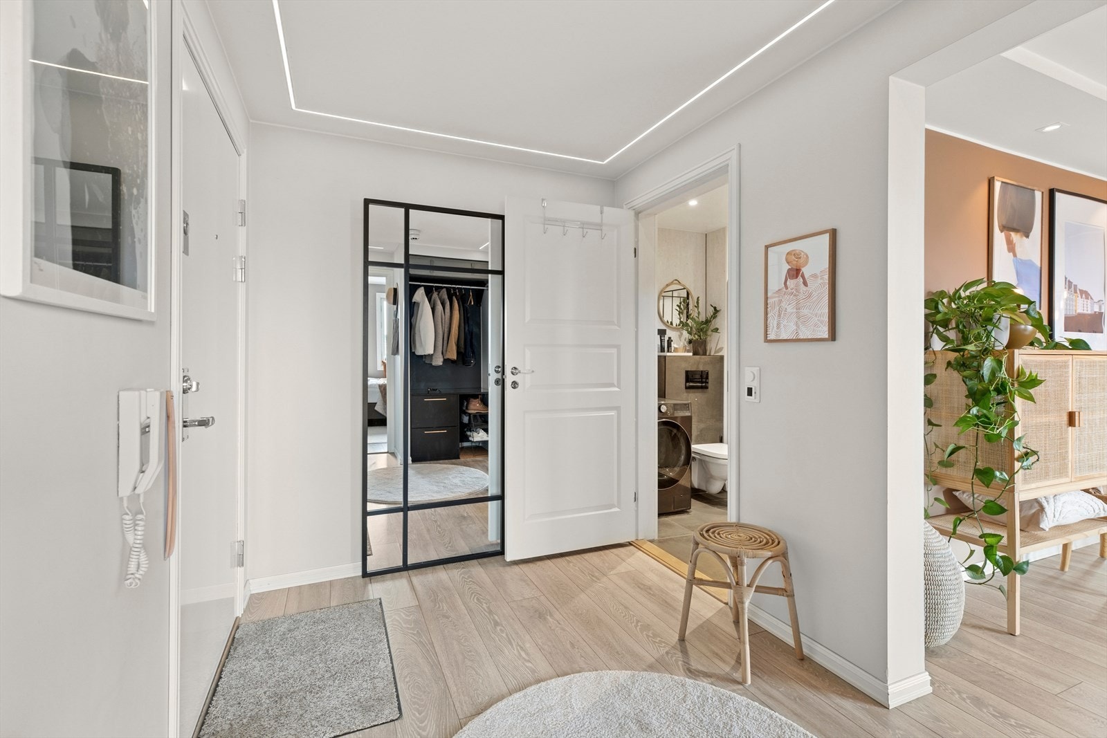 Entreen gir deg videre adkomst til badet. Galleribilde