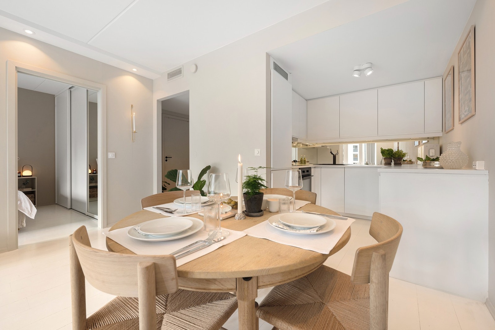 Det er god plass til spisegruppe i tilknytning til både stue og kjøkken. Galleribilde