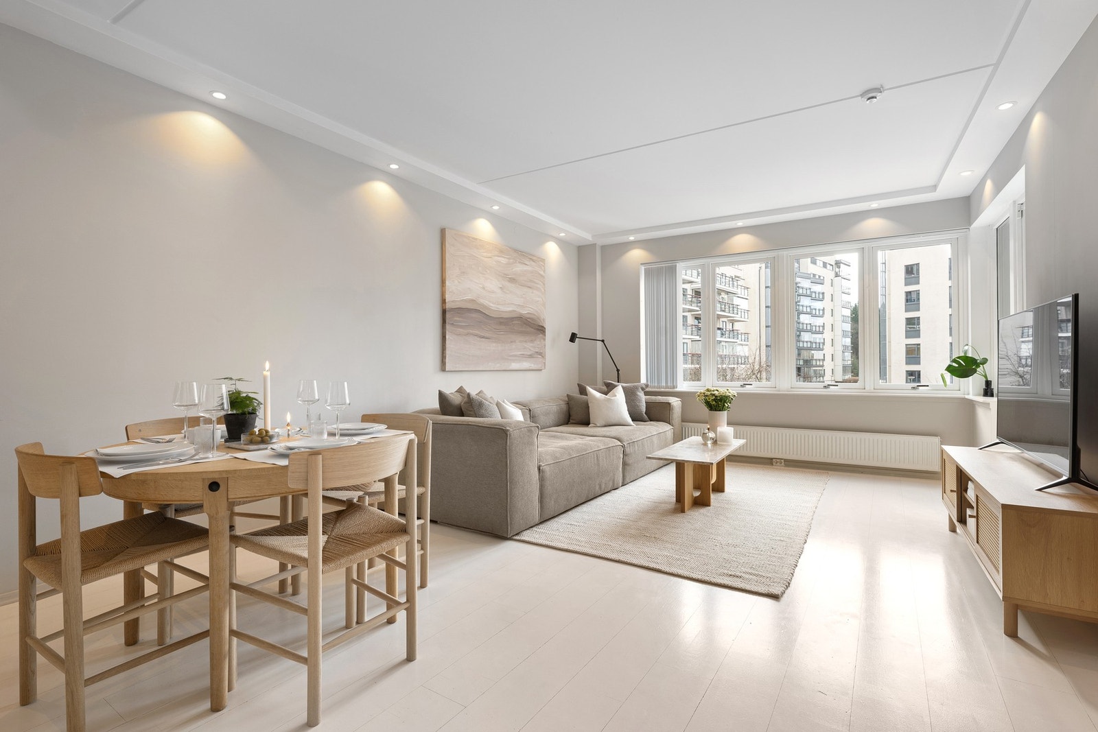 Leilighetens stue oppleves som svært romslig og lys med rikelig av naturlig lysinnslipp fra de flotte vindusflatene, noe som skaper en god romfølelse. Galleribilde