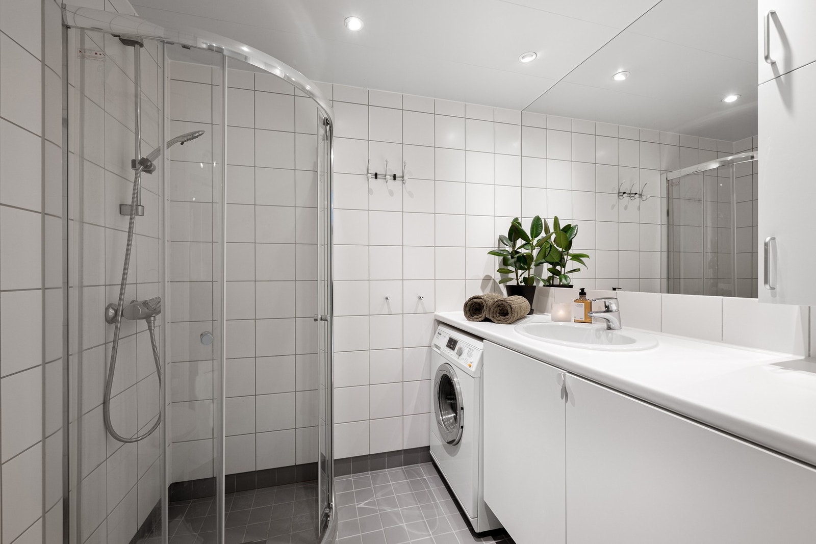 Flislagt, prefabrikert bad med gulvvarme og opplegg for vaskemaskin. Her får du en god følelse av velvære i eget hjem! Galleribilde