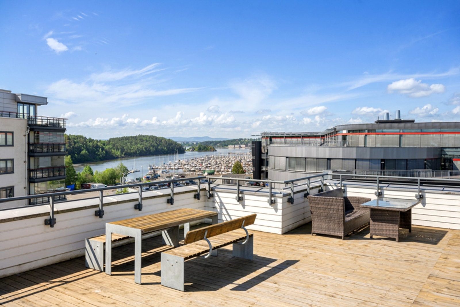 Stor og solrik felles takterrasse med nydelig utsikt mot Sjølyst og båthavna. Galleribilde