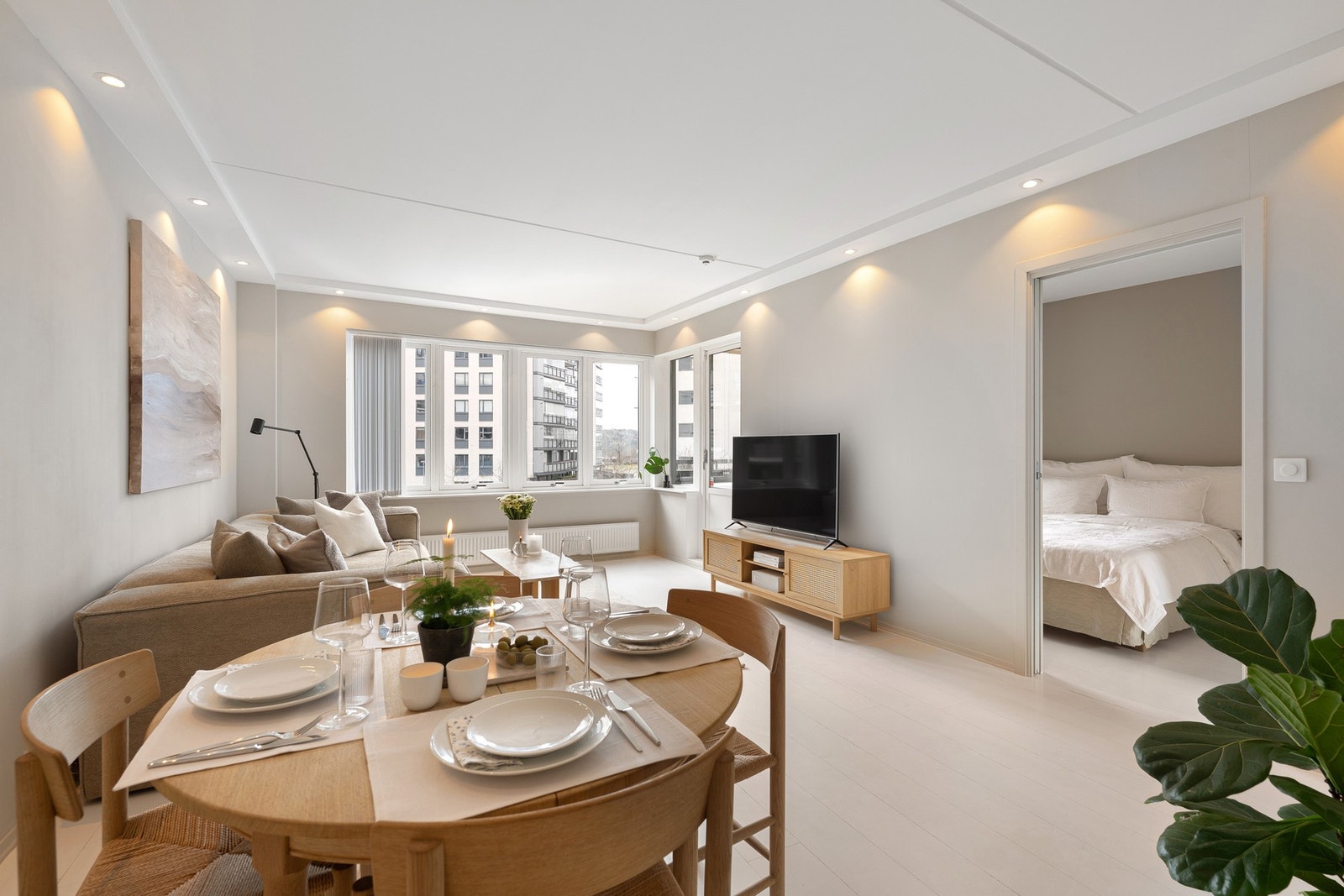 Leiligheten har varmtvann og fyring inkludert i felleskostnadene. Oppvarming med vannbåren varme til radiatorer tilknyttet felles varmesentral. Galleribilde