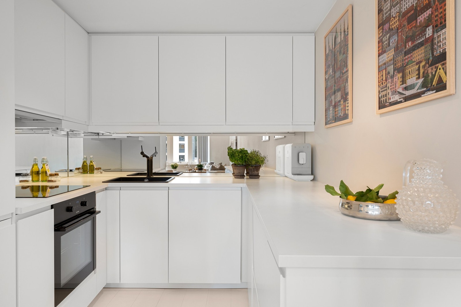 Tidsriktig kjøkken fra 2021 med tilhørende kjøkkeninnredning bestående av glatte fronter og benkeplate av laminat. Galleribilde