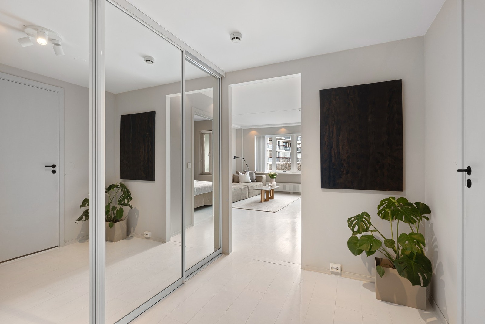 Velkommen inn! Det første du vil møte i denne flotte leiligheten er en romslig og praktisk entré utstyrt med en stor skyvedørsgarderobe som byr på godt med oppbevaringsplass til yttertøy og sko. Galleribilde