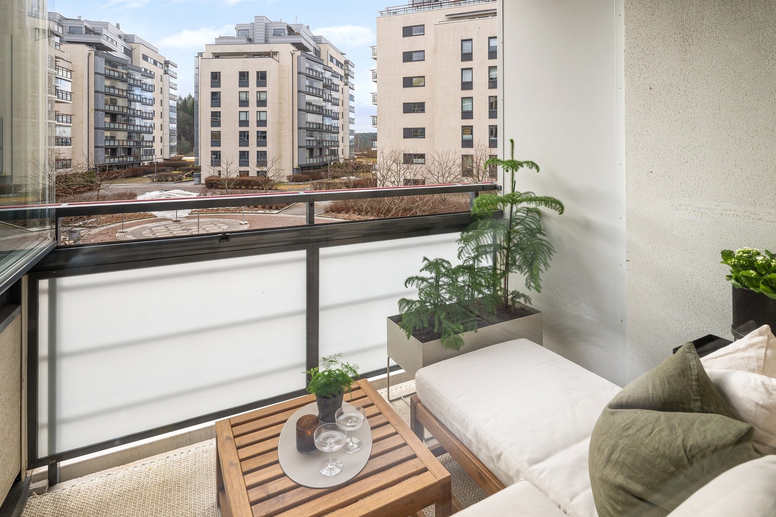 Her kan du nyte hyggelig utsyn mot felles gårdsrom, de rolige omgivelsene nærområdet har å by på og herlig sol på sommerstid fra ca. kl. 10 til 18. Galleribilde