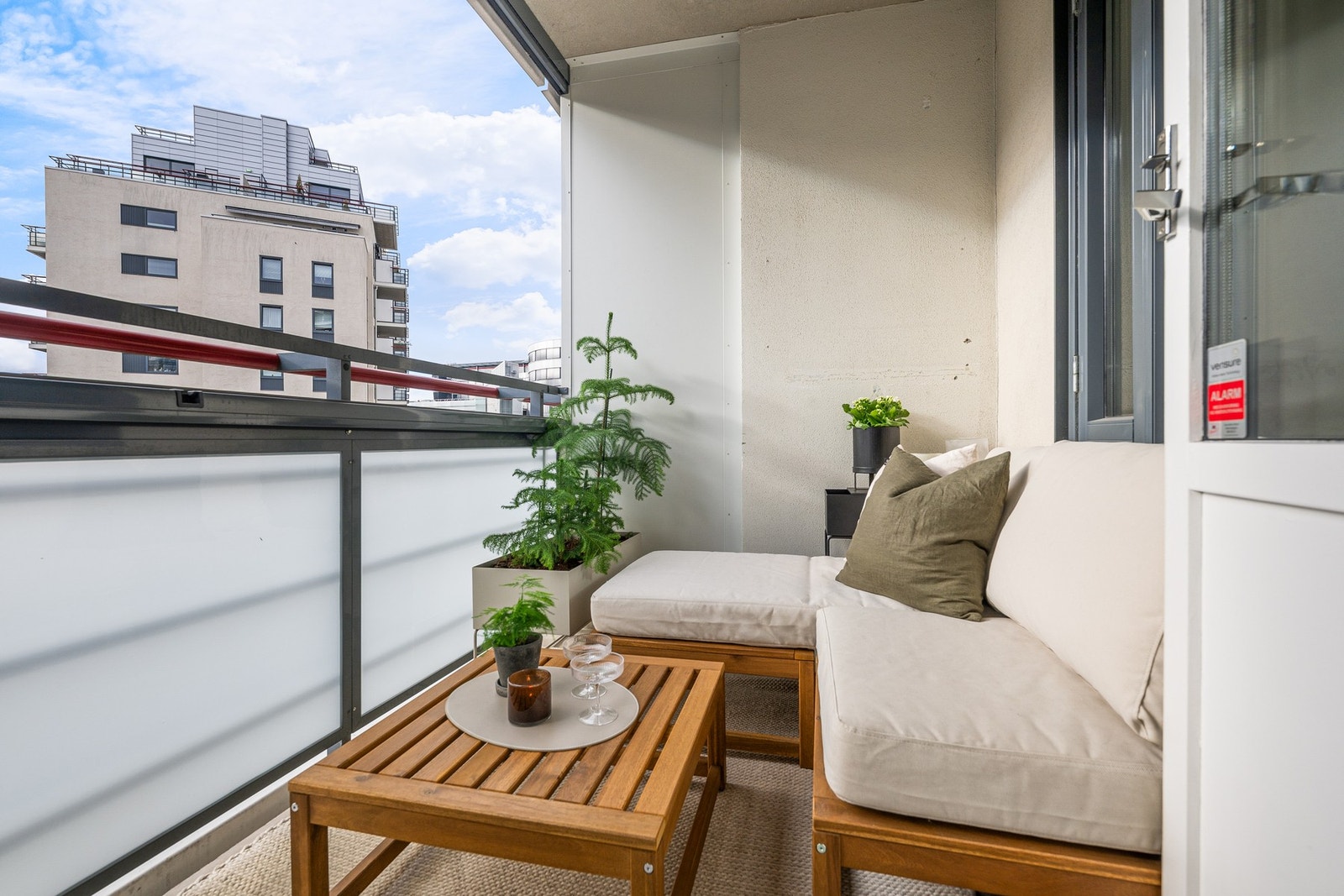 Her får du en lys og optimal 2- roms leilighet av svært god standard beliggende i et nyere bygg fra 2008. Leiligheten passer ypperlig for deg som vil bo svært sentralt samt rolig til med et mangfold av servicetilbud i umiddelbar nærhet. Galleribilde