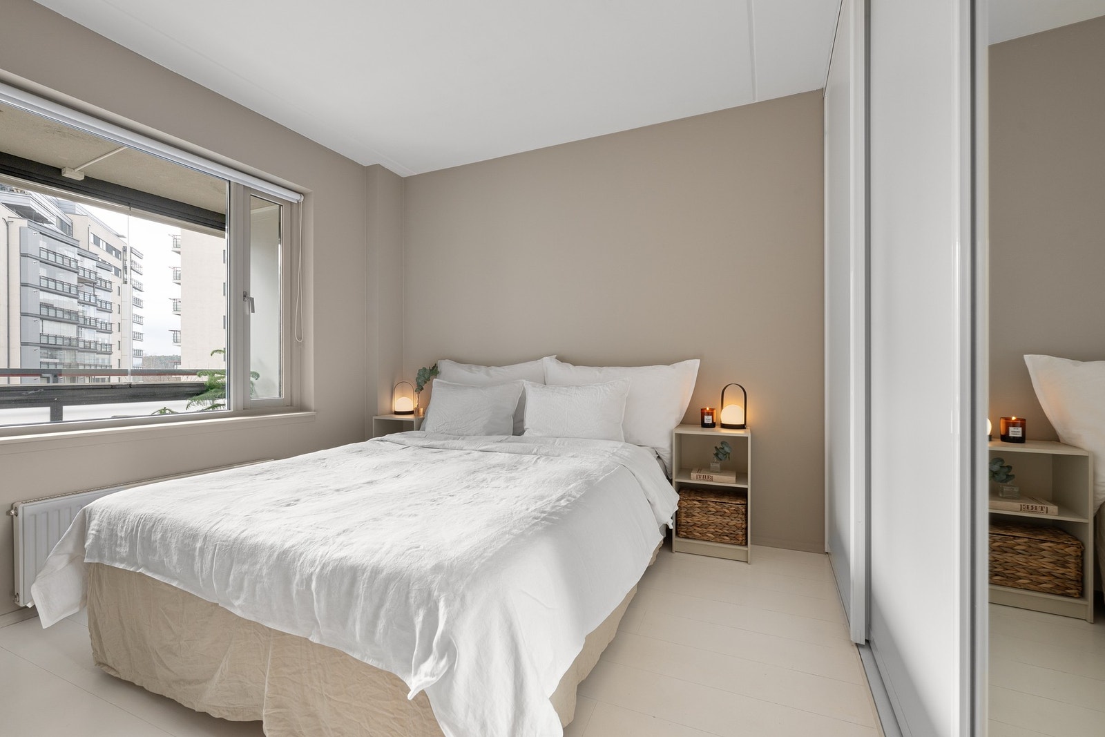 Soverommet er av god størrelse og utstyrt med en stor skyvedørsgarderobe. Den tidsriktige fargen på veggene sammen med det naturlige lysinnslippet skaper en god atmosfære i rommet. Galleribilde