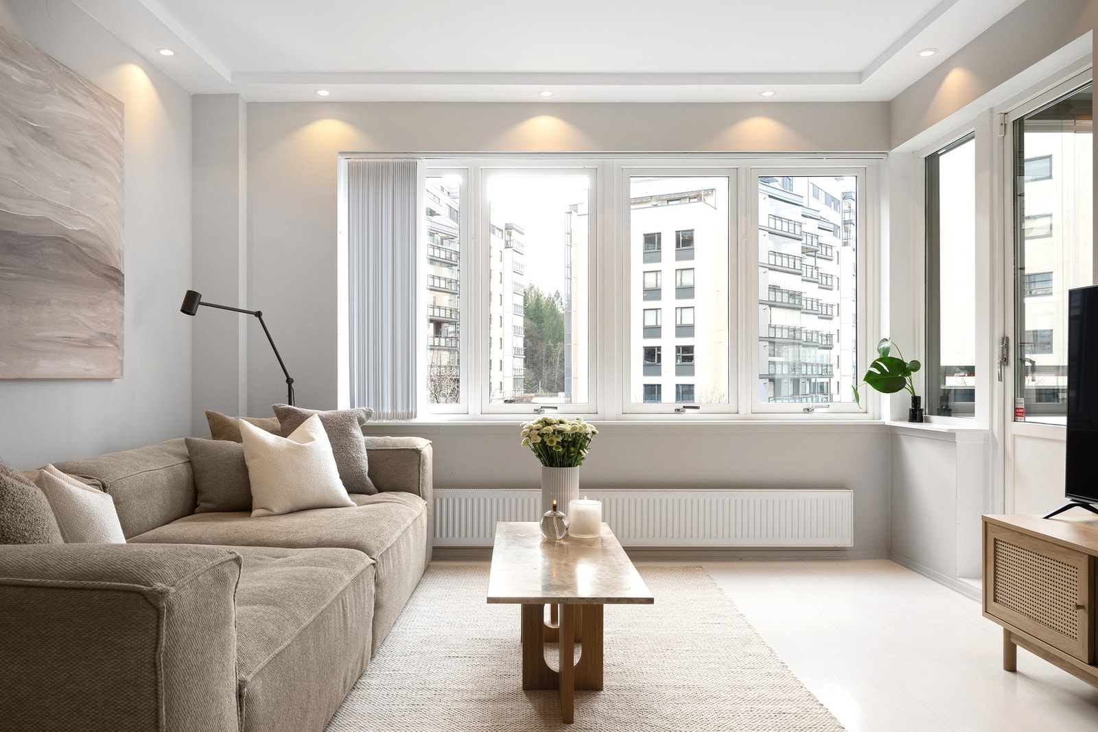 Den tidsriktige fargen på veggene sammen med den flotte parketten skaper et moderne uttrykk. Stuen fører ut til den flotte, solrike balkongen på 6 kvm, med mulighet for innglassing. Galleribilde