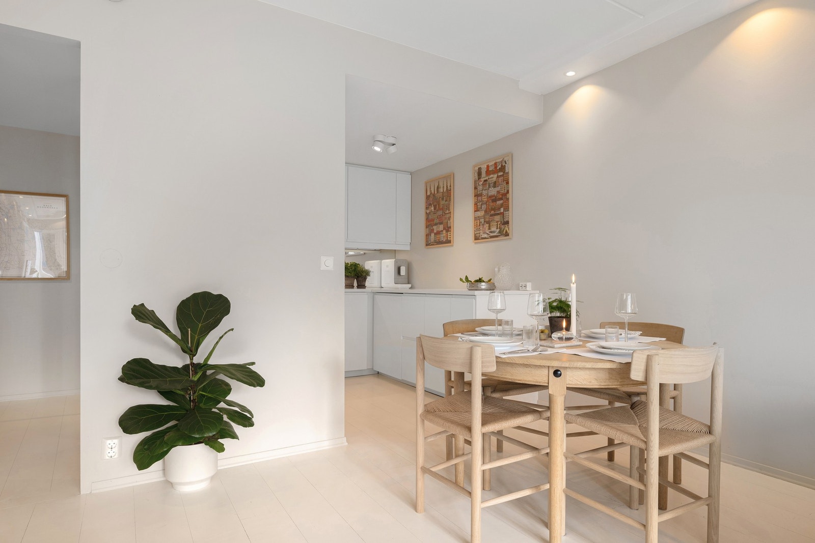 Leiligheten har et funksjonelt og sosialt kjøkken av åpen løsning mot stue. Galleribilde