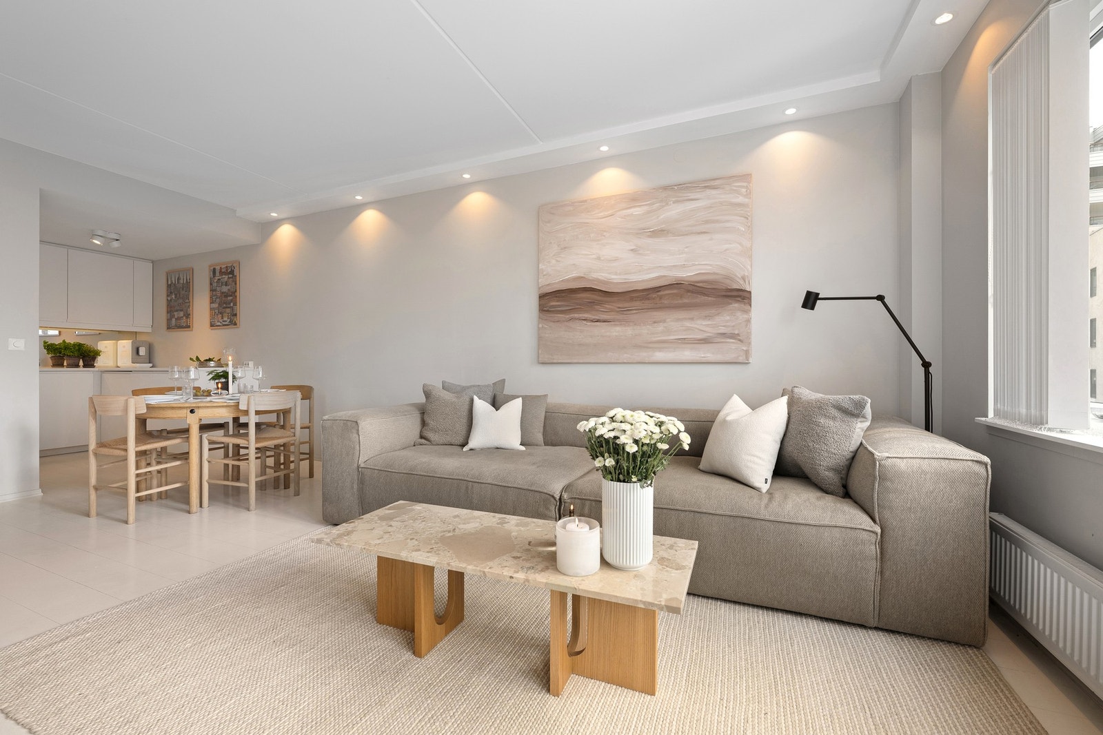 Det er god plass til sofagruppe og tilhørende møblement. Galleribilde