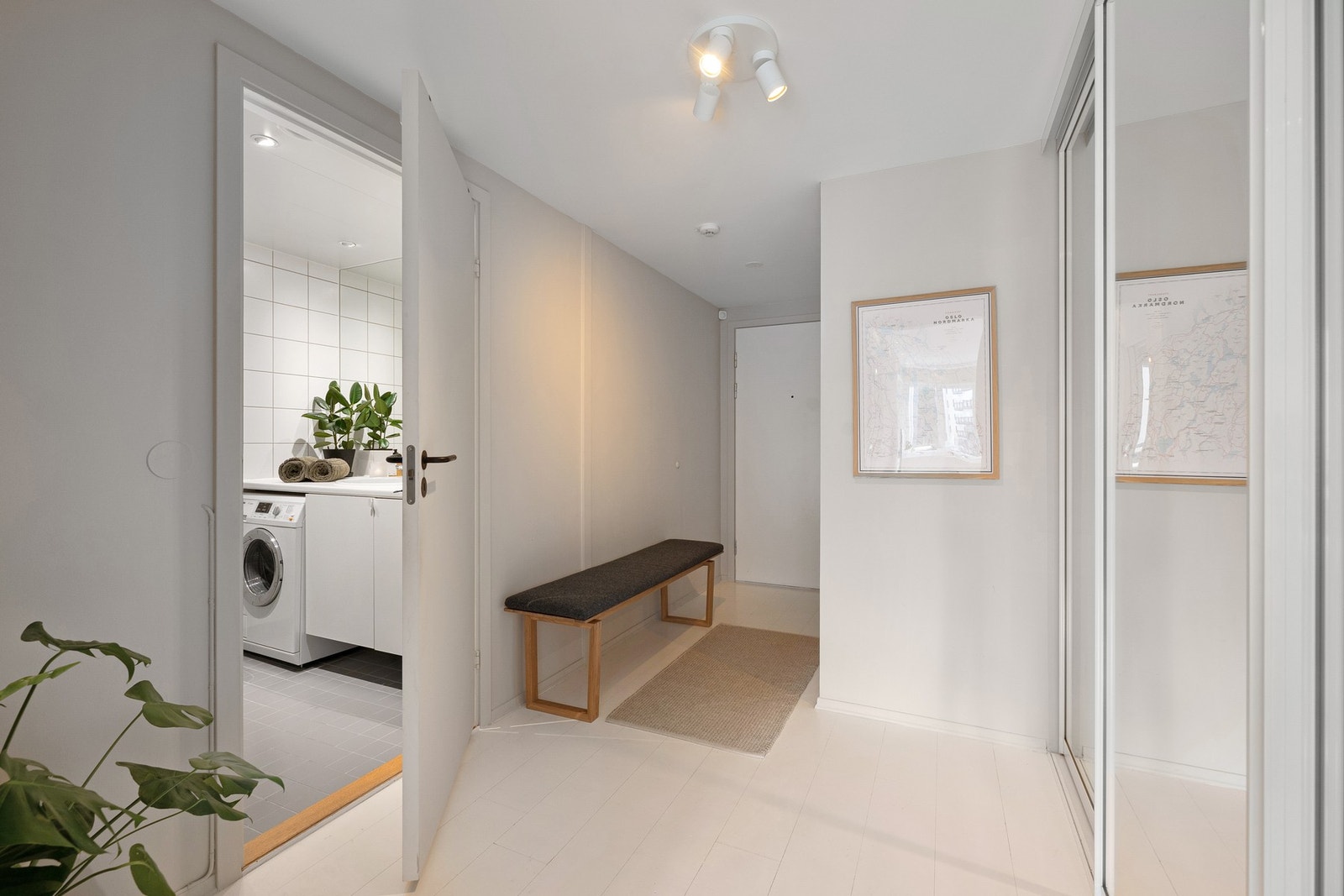 I tilknytning til entréen kan du ta deg til leilighetens bad. Galleribilde