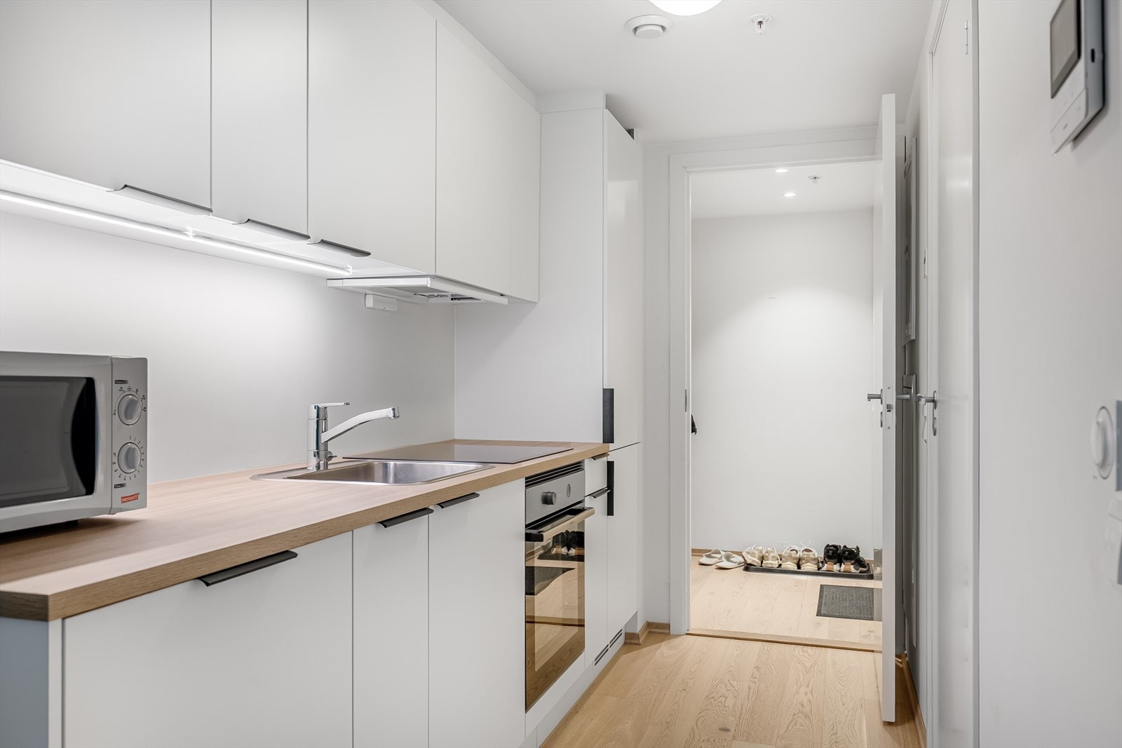 Kjøkkenet er lyst og fint, med slette fronter og har integrerte hvitevarer. Galleribilde