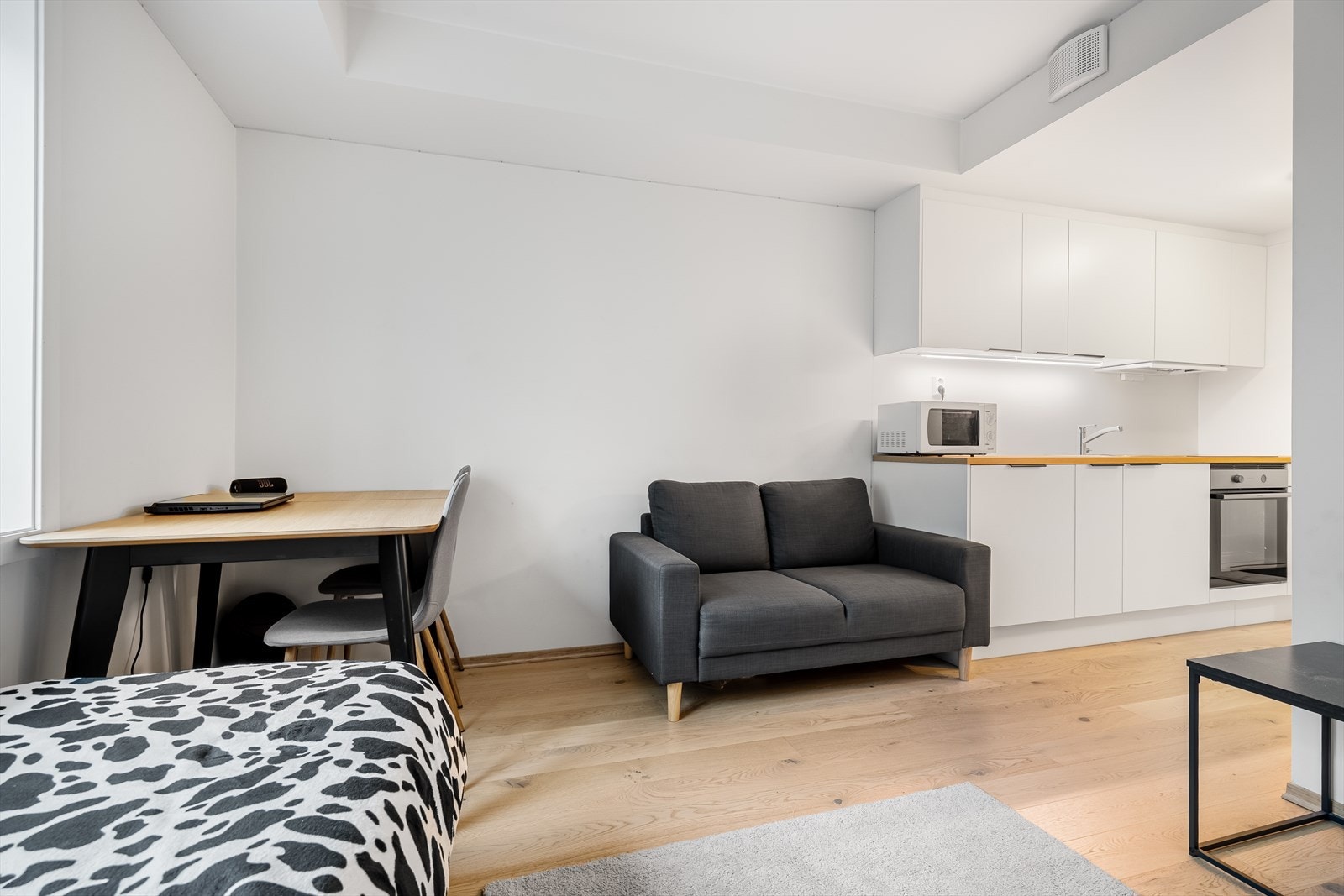 Stuen er lys og luftig. Galleribilde