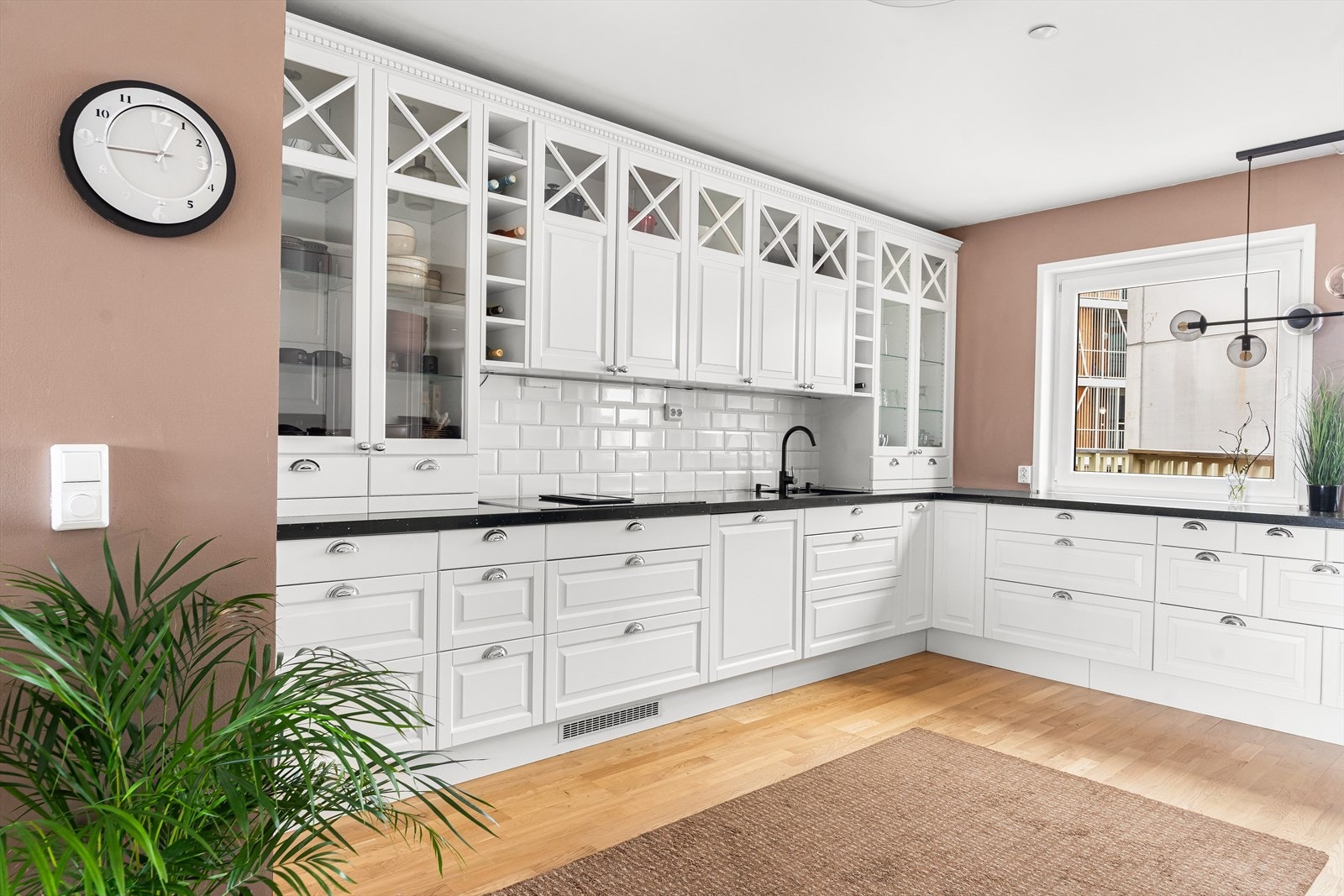 Kjøkkenet er svært innholdsrikt med mye skap- og benkeplass. Galleribilde