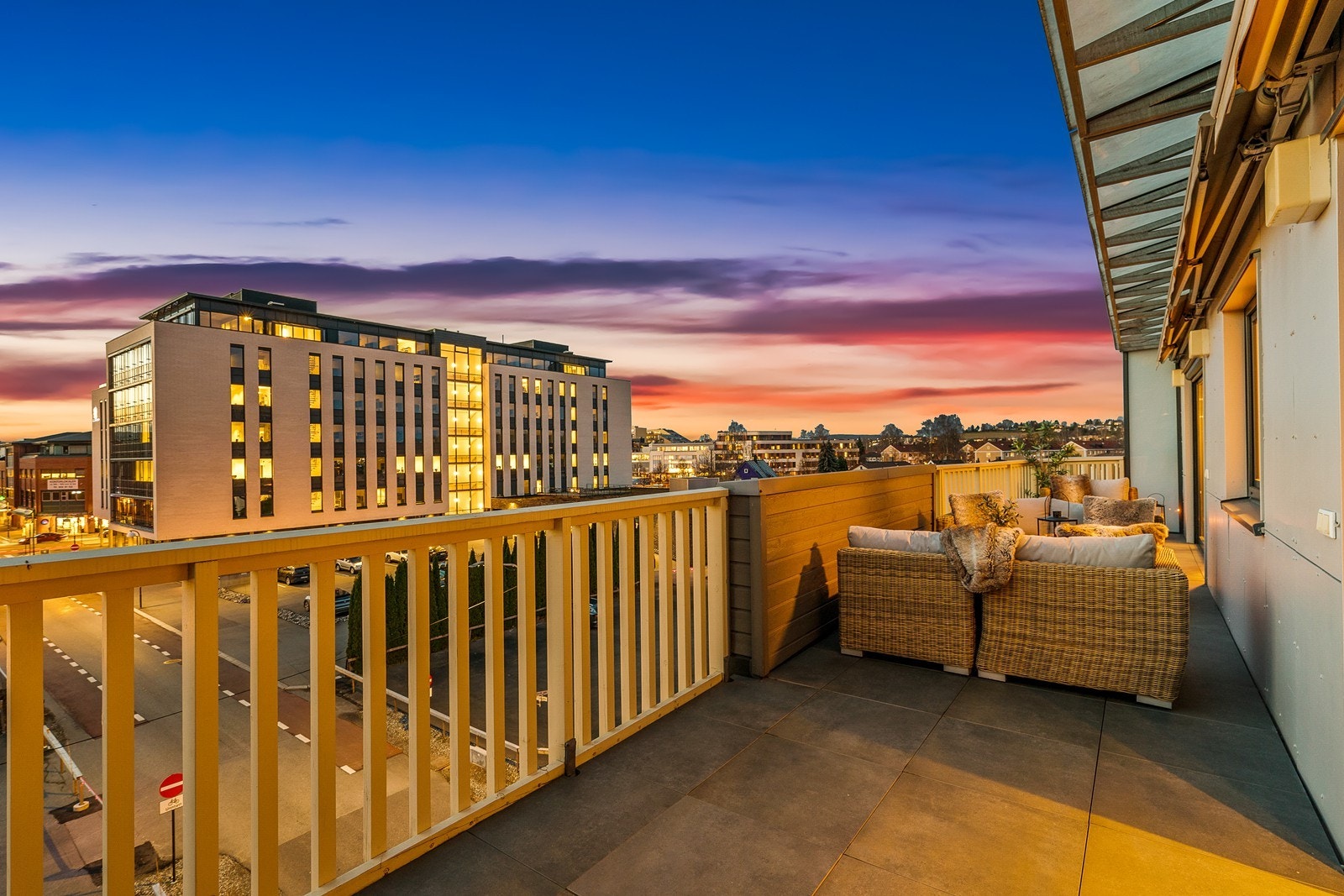 Her ute er det god plass til flere sittegrupper, samt gass-/elektrisk grill. Galleribilde