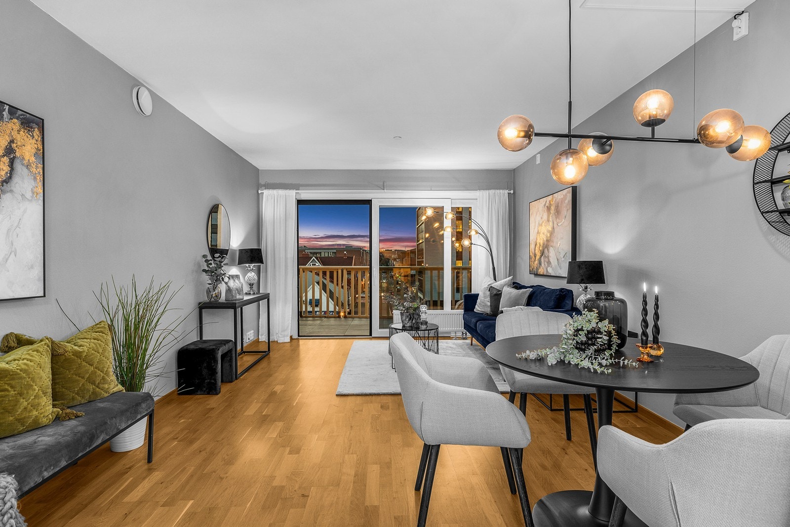 Boligen har en lys og tiltalende stue i delvis åpen løsning med kjøkkenet. Galleribilde