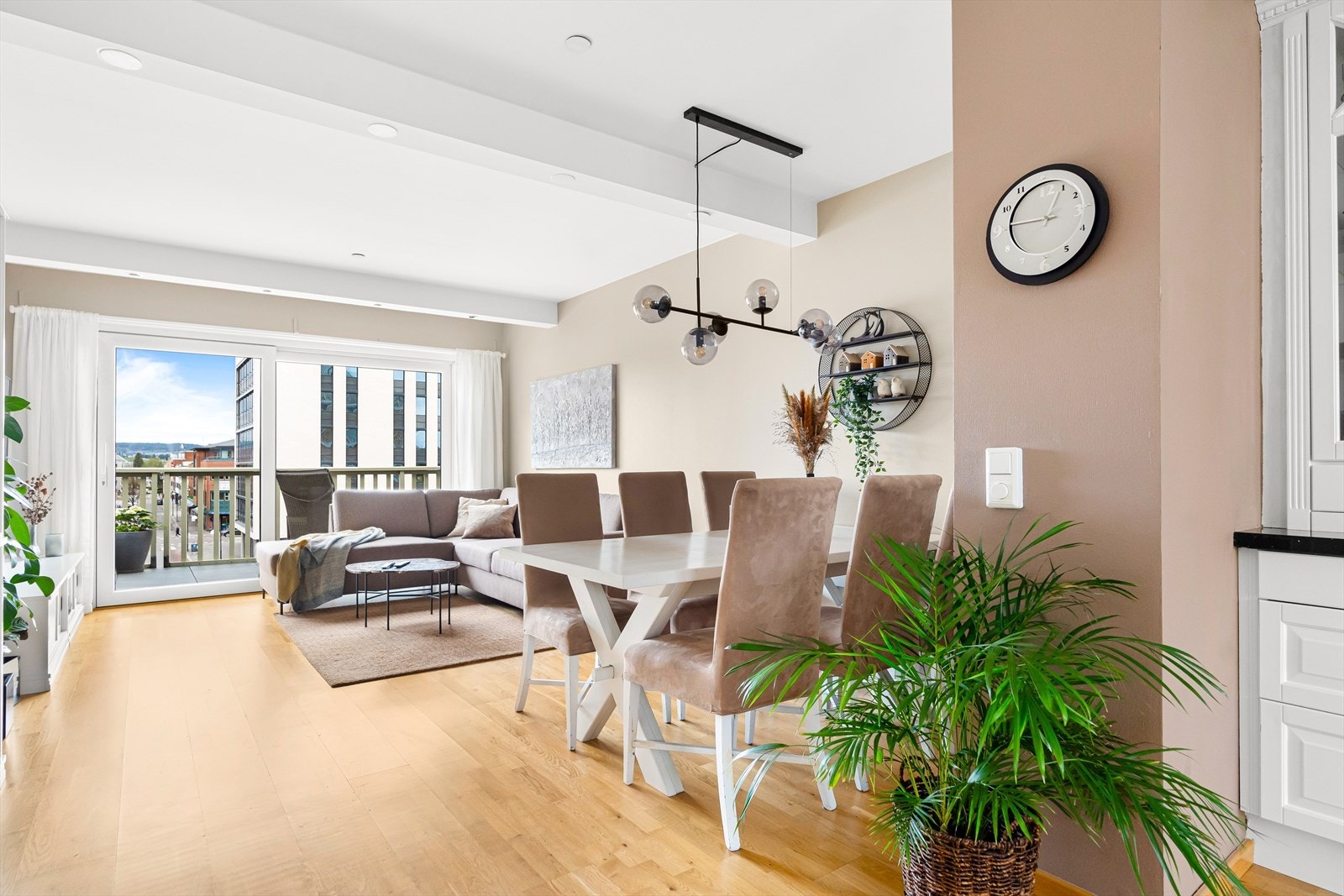 Leiligheten er gjennomgående - plassert i byggets toppetasje med svært god intern beliggenhet. Galleribilde