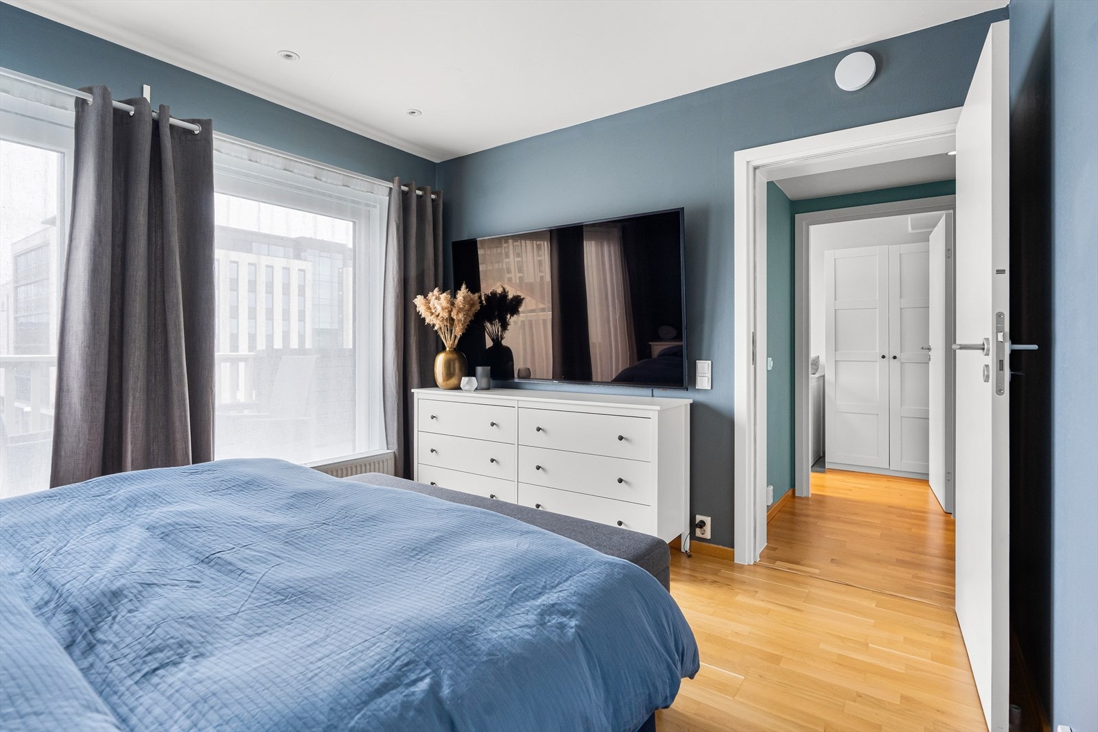 Fra hovedsoverommet er det utgang til den herlige uteplassen. Galleribilde