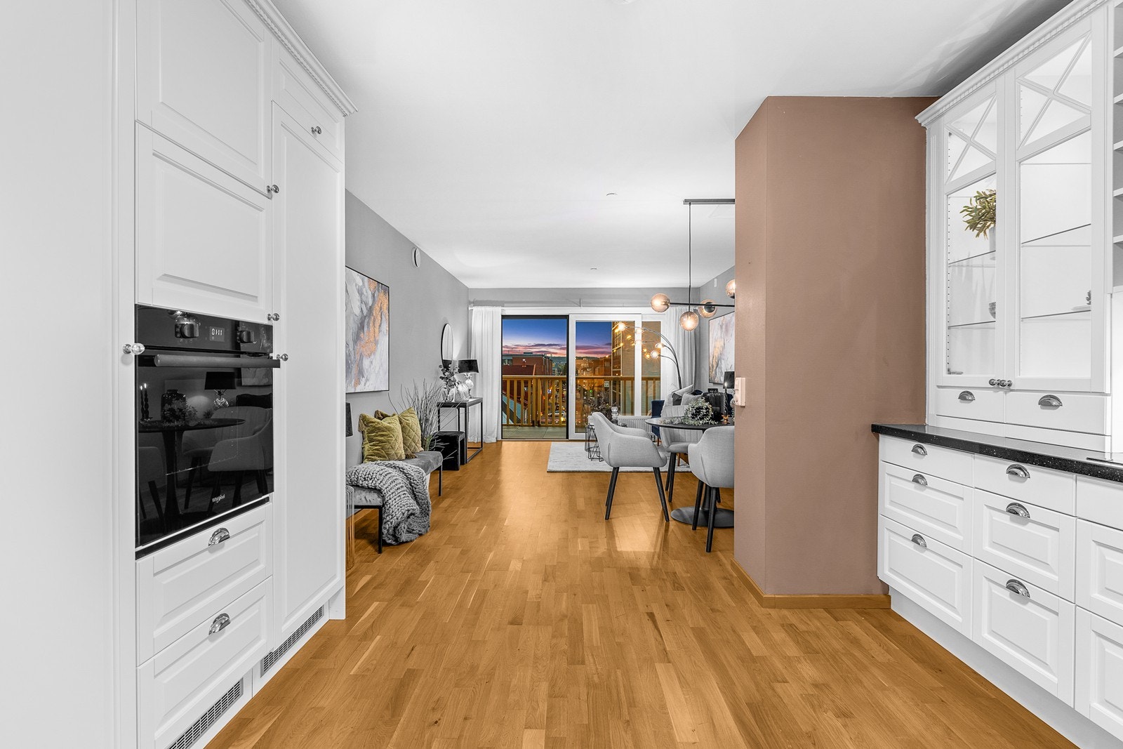 Den åpne og sosiale planløsningen gjør det enkelt å underholde gjestene mens middagens forberedes. Galleribilde