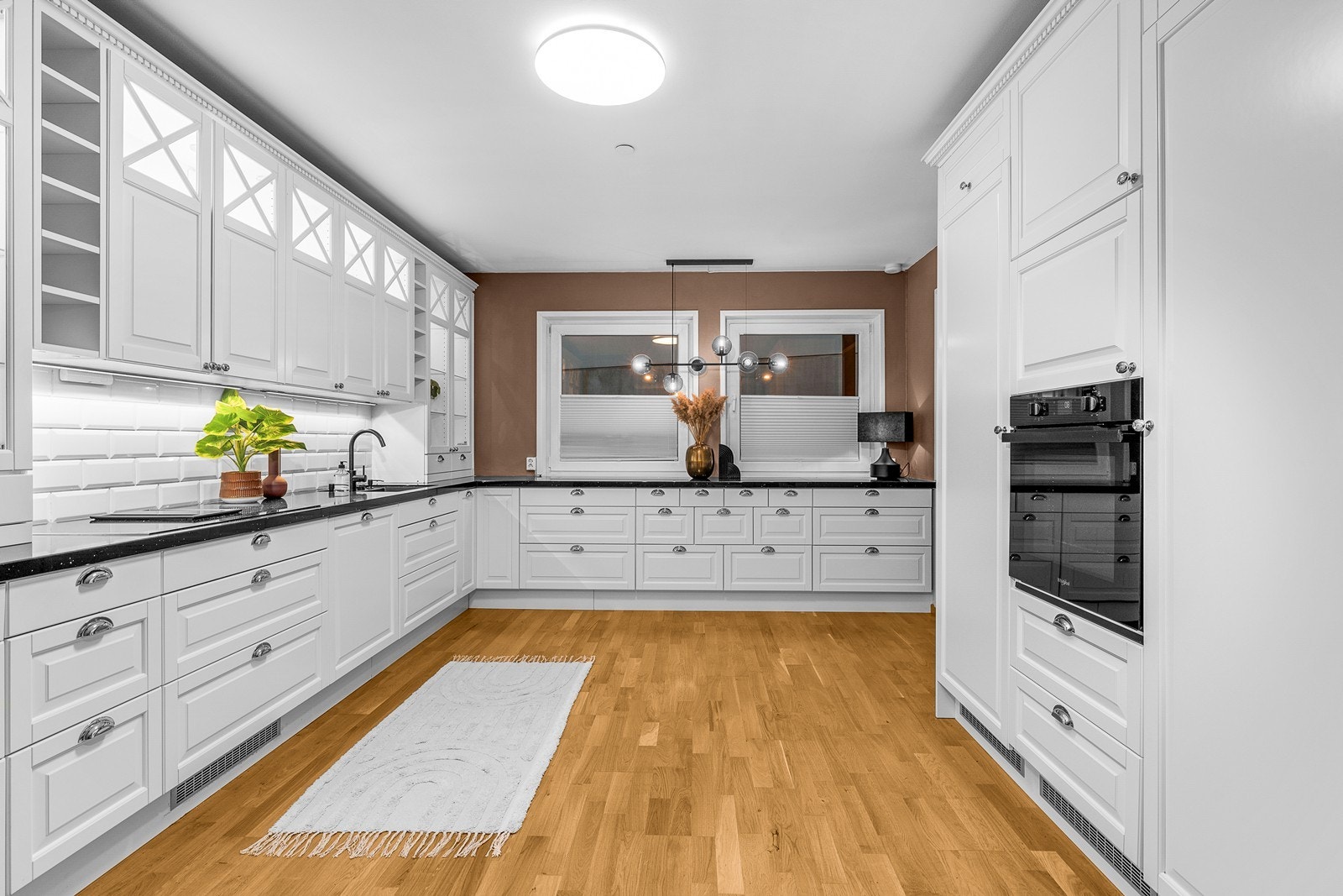 Kjøkkenet er av god størrelse, med rikelig benk- og skapplass! Galleribilde