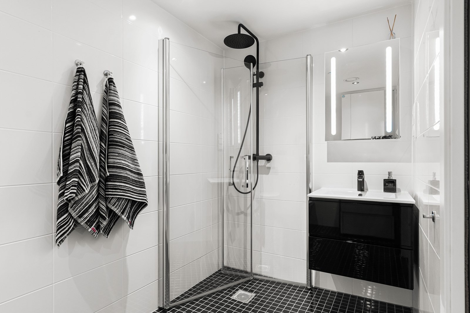 Fra gangen er det adkomst til leilighetens 2. bad. Galleribilde