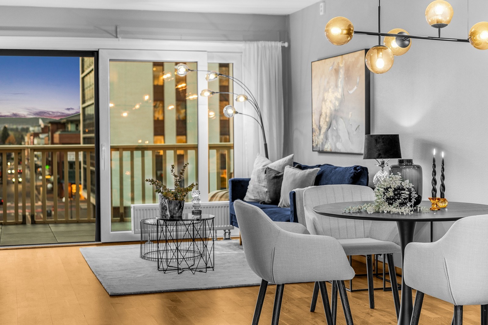 Hit strømmer dagslyset inn i rikelige monn fra en stor, dobbel skyvedør mot balkongen. Galleribilde