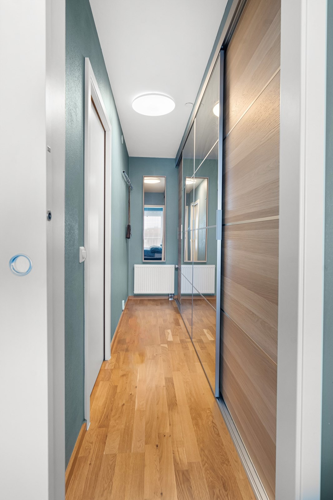 Omkledningsrommet har god lagringsplass til klær og sko. Galleribilde