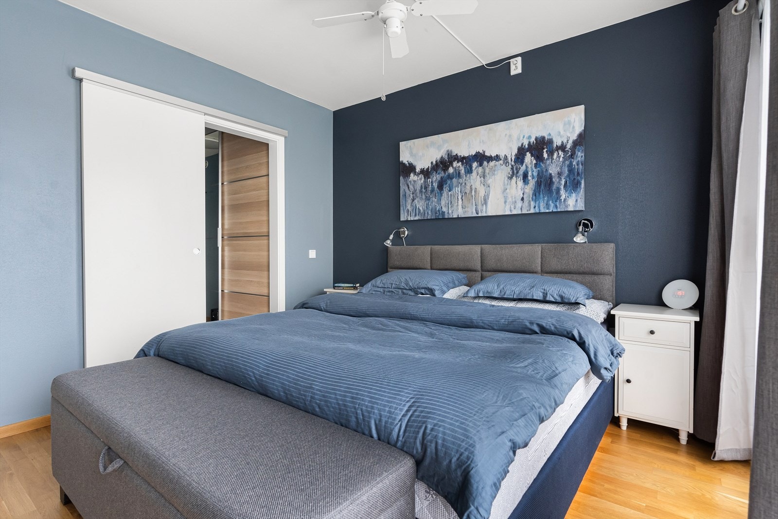 Hovedsoverommet er også tilknyttet walk-in garderobe og eget bad. Galleribilde