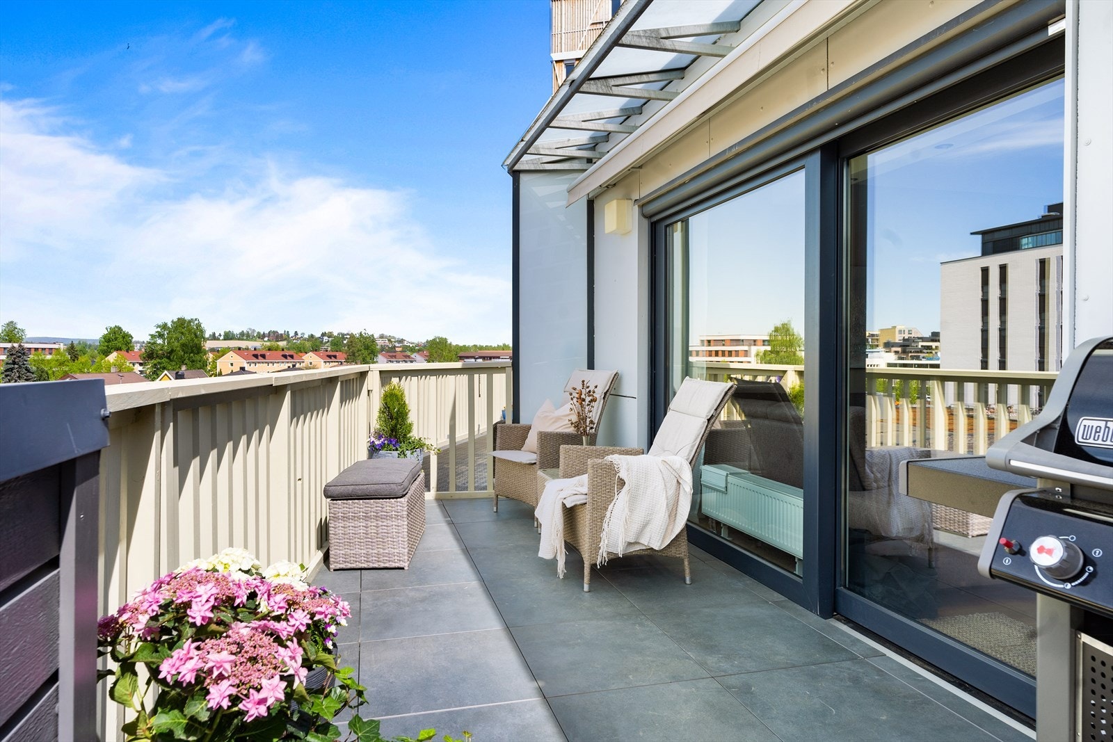 Nåværende eier har la pene flisheller på uteplassen i 2020. Galleribilde