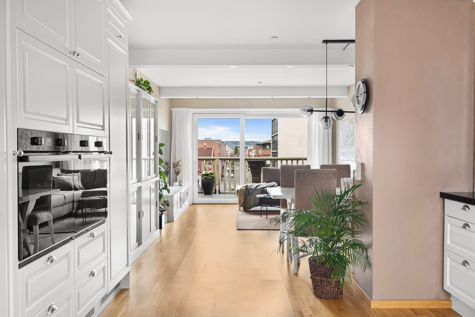 Oppholdsrommet har en øys og luftig atmosfære. Galleribilde