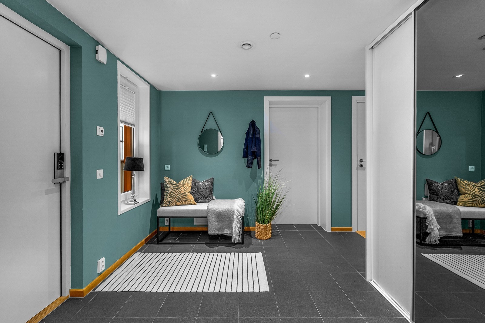 Boligen har adkomst med heis til svalgang på etasjeplan. Innenfor ytterdøren tar den romslige entréen deg godt i mot. Galleribilde