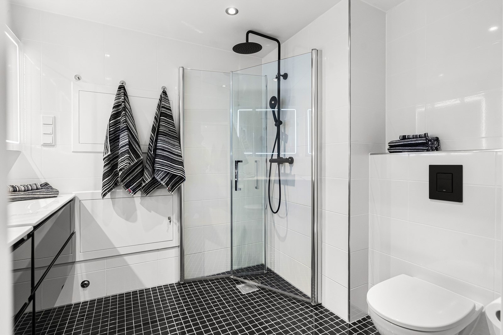 Badet har også dusjhjørne med innfellbare glassdører, regnfallsdusj, vannbåren varme i gulv og downlights i himling. Galleribilde
