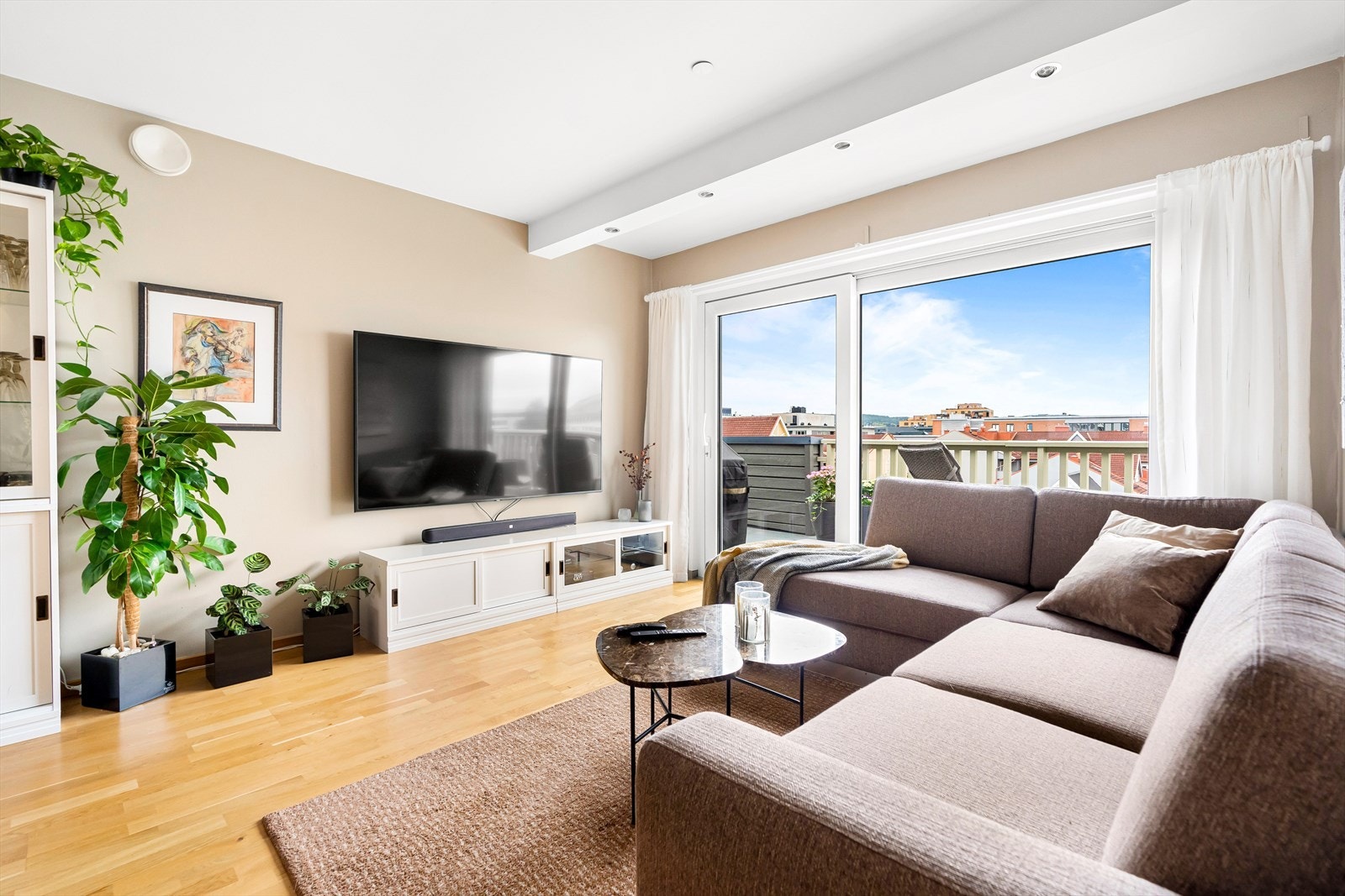 Stuen har god plass for sofaløsning med tilhørende møblement og spisebord. Galleribilde