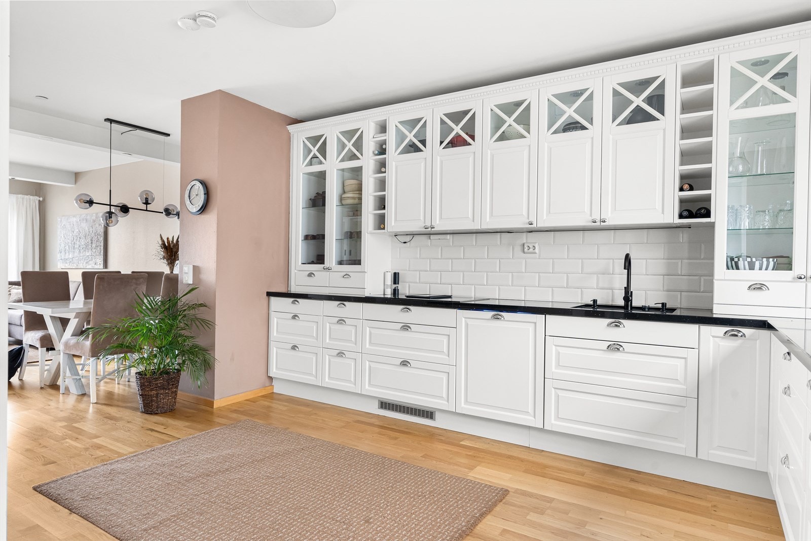 Av integrerte hvitevarer er det kjøle-/fryseskap, oppvaskmaskin, to ovner og platetopp med ventilator. Galleribilde