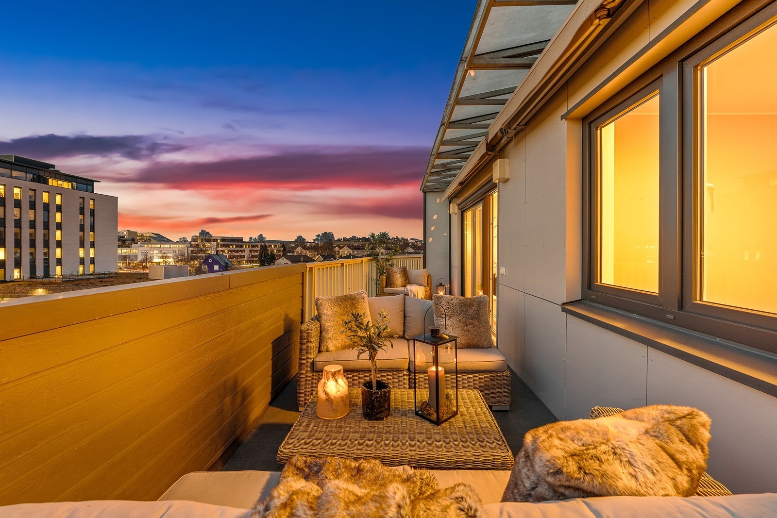 Dette er en innholdsrik, attraktiv og gjennomgående 4-roms i byggets toppetasje. Galleribilde